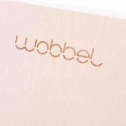 Wobbel Original Linnen-Whitewash Met Vilt - Framboos -Duurzamer-speelgoed Winkel 550x343 1