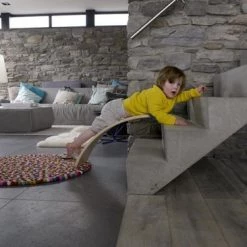 Wobbel Original Muis (grijs) - Linnen / Whitewash Houten Balance Board Van 90 Cm Met Grijs Wolvilt -Duurzamer-speelgoed Winkel 550x366