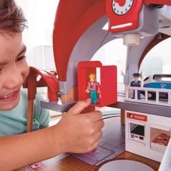 Hape - Grand City Station - Houten Treinset 17 Hape - Grand City Station - Houten Treinset -Duurzamer-speelgoed Winkel 550x392