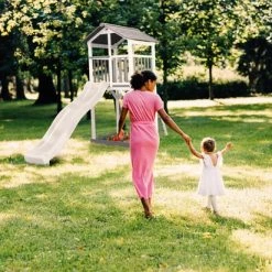 AXI Beach Tower Speeltoestel In Grijs/Wit - Speeltoren Met Zandbak En Witte Glijbaan - FSC Hout - Speelhuis Op Palen Voor De Tuin -Duurzamer-speelgoed Winkel 550x412 17