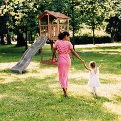 AXI Beach Tower Speeltoestel In Bruin - Speeltoren Met Zandbak En Grijze Glijbaan - FSC Hout - Speelhuis Op Palen Voor De Tuin -Duurzamer-speelgoed Winkel 550x412 4