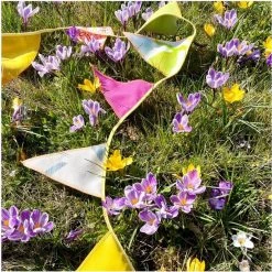 L.A.P. Atelier Vlaggenlijn Lentekriebels | 7,5 Meter | Stoffen Vlaggetjes | Duurzaam & Handgemaakt | Geel Groen Roze 7 L.A.P. Atelier Vlaggenlijn Lentekriebels | 7,5 Meter | Stoffen Vlaggetjes | Duurzaam & Handgemaakt | Geel Groen Roze -Duurzamer-speelgoed Winkel 550x548 4