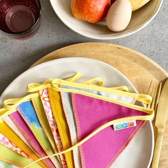 L.A.P. Atelier Vlaggenlijn Lentekriebels | 7,5 Meter | Stoffen Vlaggetjes | Duurzaam & Handgemaakt | Geel Groen Roze 4 L.A.P. Atelier Vlaggenlijn Lentekriebels | 7,5 Meter | Stoffen Vlaggetjes | Duurzaam & Handgemaakt | Geel Groen Roze - Afbeelding 4