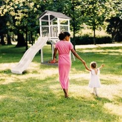 AXI Beach Tower Speeltoestel In Grijs/Wit - Speeltoren Met Zandbak En Witte Glijbaan - FSC Hout - Speelhuis Op Palen Voor De Tuin -Duurzamer-speelgoed Winkel 550x550 538