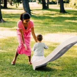 AXI Beach Tower Speeltoestel In Grijs/Wit - Speeltoren Met Zandbak En Witte Glijbaan - FSC Hout - Speelhuis Op Palen Voor De Tuin -Duurzamer-speelgoed Winkel 550x550 539
