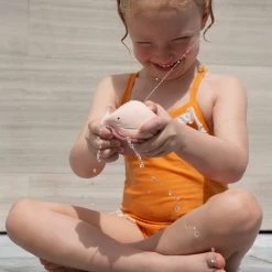 HEVEA Squeeze ?n Splash Badspeeltje - Walvis - Roze 7 HEVEA Squeeze ?n Splash Badspeeltje - Walvis - Roze -Duurzamer-speelgoed Winkel 550x720 1