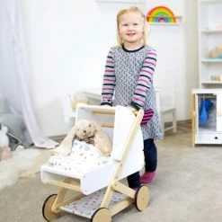 Small Foot Company Poppenwagen ''Little Button'' - Houten Speelgoed Vanaf 3 Jaar -Duurzamer-speelgoed Winkel 550x780 1