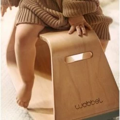 Wobbel Up Baby Muis - Houten Balans Zitje Met Lichtgrijs Persvilt - Zithoogte 32.5 Cm 11 Wobbel Up Baby Muis - Houten Balans Zitje Met Lichtgrijs Persvilt - Zithoogte 32.5 Cm -Duurzamer-speelgoed Winkel 550x816 4